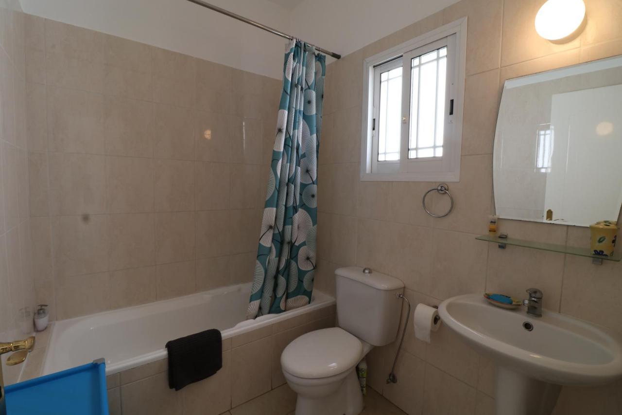 Apartment In Kato Pafos & 10 Min To Venus Beach Bagian luar foto