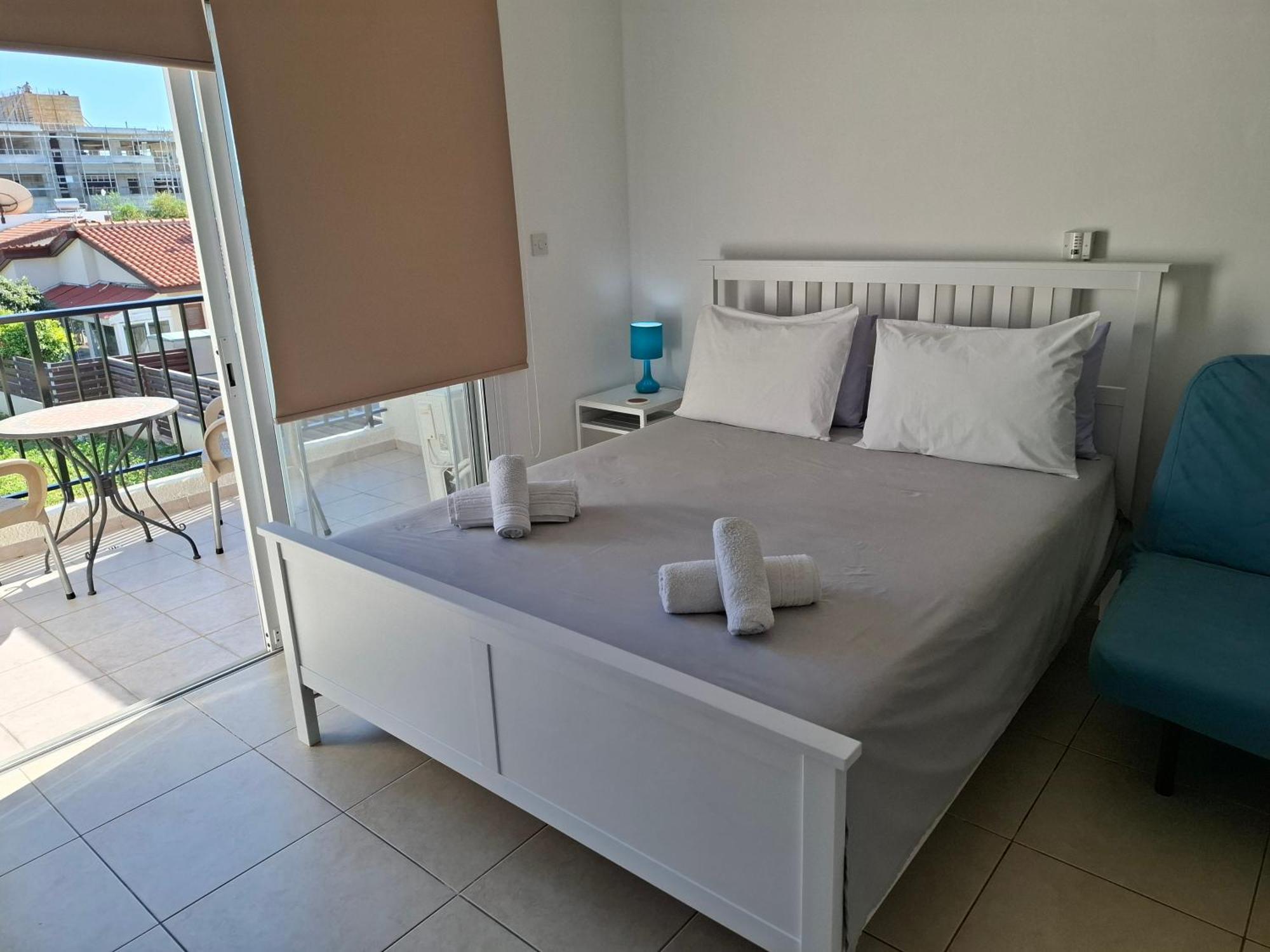 Apartment In Kato Pafos & 10 Min To Venus Beach Bagian luar foto